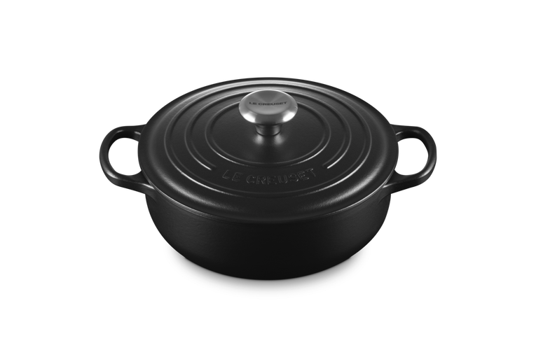 Le Creuset Sauteuse mit schwarzer Innenemaille aus Gusseisen Günstiger Verkauf