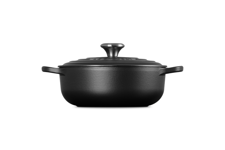 Le Creuset Sauteuse mit schwarzer Innenemaille aus Gusseisen Günstiger Verkauf