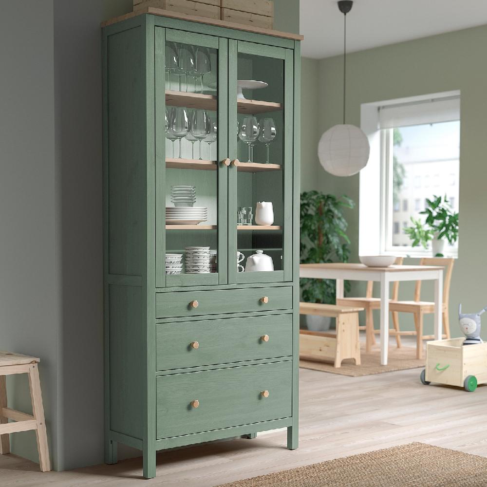 IKEA HEMNES Vitrine mit 3 Schubladen graugrün/hellbraun lasiert 90x197 cm Clearance-Verkauf