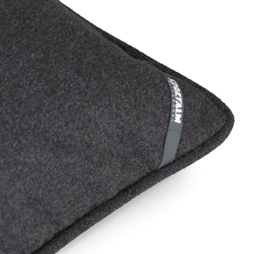 wohndirekt Elegante Kissenhülle im Bouclé-Look mit stilvollem Hirschkopf 50x50cm Kauf eins, bekomm eins gratis